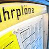 Ein Fahrplan der Deutschen Bahn am Bahnsteig: Hinter dem Zahlenwerk in Bahnhöfen und an Bushaltestellen steckt eine Menge.