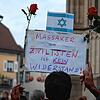 &bdquo;Massaker an Zivilisten ist kein Widerstand!&ldquo; Dieses Schild hielt ein Demonstrant in die Höhe, daran befestigt zwei Rosen ...