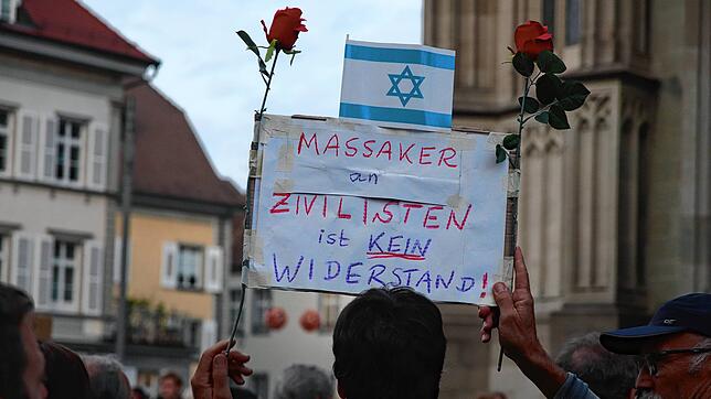 &bdquo;Massaker an Zivilisten ist kein Widerstand!&ldquo; Dieses Schild hielt ein Demonstrant in die Höhe, daran befestigt zwei Rosen ...
