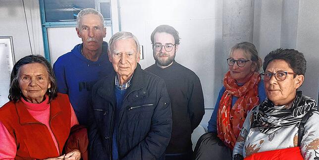 Anwohner protestieren im Gestaltungsbeirat gegen die Pläne, neben ihre Häuser noch einen fünfgeschossigen Neubau zu setzen (von links): ...
