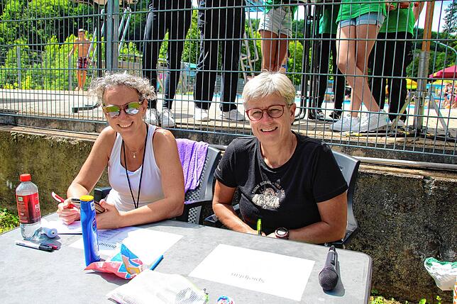 Ephraima Hoch (von links) und Mary Würth leiteten das Beachvolleyball-Turnier beim Sommerfest der Schwimmfreunde Stühlingen zum ...