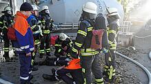 Brandbekämpfung und Menschenrettung: 72 Einsatzkräfte aus Friedrichshafen und Fischbach sind bei der Jahreshauptübung der Feuerwehr ...