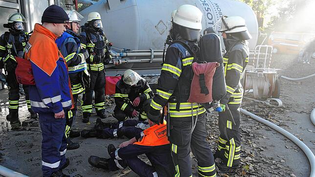 Brandbekämpfung und Menschenrettung: 72 Einsatzkräfte aus Friedrichshafen und Fischbach sind bei der Jahreshauptübung der Feuerwehr ...
