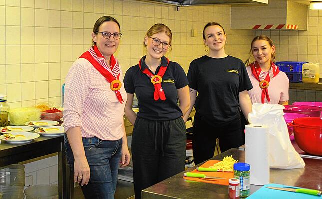Nach ihrem Auftritt mit den Kindern und Jugendlichen halfen Laura Kuntz, Noreen Zimmermann und Irina Hahn Simone Renz (von rechts) in ...