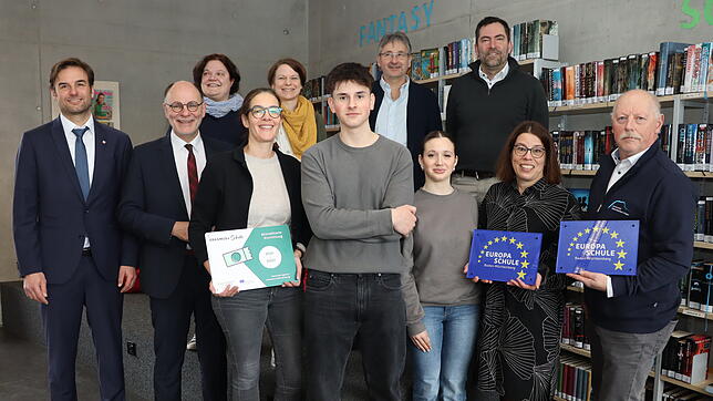 Die Hohentwiel-Gewerbeschule und das Friedrich-Wöhler-Gymnasium sind jetzt Europaschulen. Darüber freuen sich (vorn von links) Landrat ...