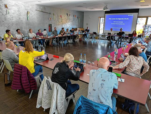 In einer Gemeinderatssitzung in der Aula in Oberbaldingen befasste sich der Gemeinderat Anfang April mit der Tatsache, dass die Stadt ...