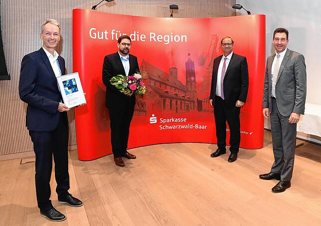 1. Preis: Die Entwicklungschefs von IMS Gear Stephan Oberle (von links) und Jens Fechler nehmen den ersten Preis für ihr Zahnrad ...