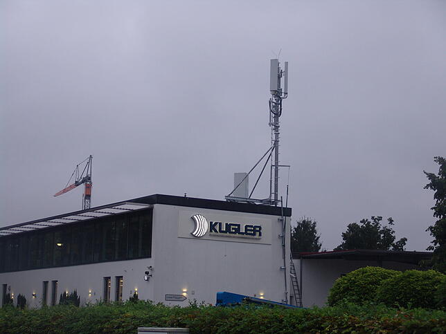 Die Überraschung im August war groß: Plötzlich stand da ein Antennenträger auf dem Dach des Unternehmens Kugler in Salem-Stefansfeld.