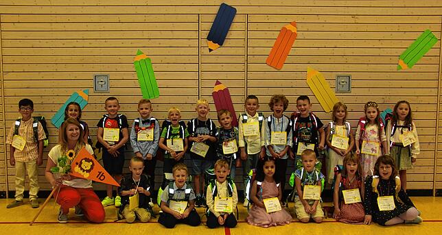 Die Klasse 1b (Löwenklasse) der Hardbergschule Worblingen mit ihrer Klassenlehrerin Jennifer Baumann bei ihrer Einschulungsfeier.