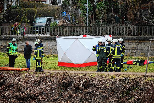 Polizei und Feuerwehr bergen am 9. März eine tote Person aus der Brigach in Donaueschingen. Später wird klar: es handelt sich um den ...