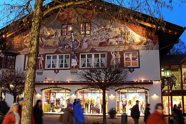 Kunstvoll bemalte Fassaden sind in Garmisch-Partenkirchen zu finden. Die in traumhafter Landschaft eingebettete Doppelstadt kann gleich ...