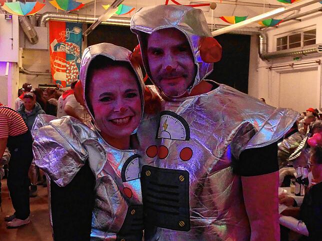 Galaktisch ist dieses Pärchen zum Kappenabend gekommen.