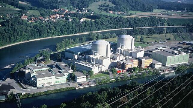 Das Schweizer Atomkraftwerk Beznau auf der künstlichen Insel der Aare, einem Rhein-Nebenfluss, besteht aus zwei Reaktorblöcken, die 1969 ...