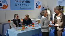 Das Netzwerk Selbsthilfe stellt seine Arbeit an einem Stand bei der IBO vor (von links): Annette Daiber, Marga Bielefeld, Christine ...