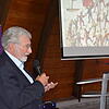 Brauchtumsexperte Werner Mezger erklärt Aspekte der neuen Homepage. Bilder: Naiemi