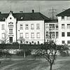 Der Anbau an das damalige Krankenhaus (links) wurde 1978 abgerissen und neu erstellt. Der Caritasverband Sigmaringen installierte hier ...