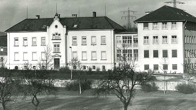 Der Anbau an das damalige Krankenhaus (links) wurde 1978 abgerissen und neu erstellt. Der Caritasverband Sigmaringen installierte hier ...