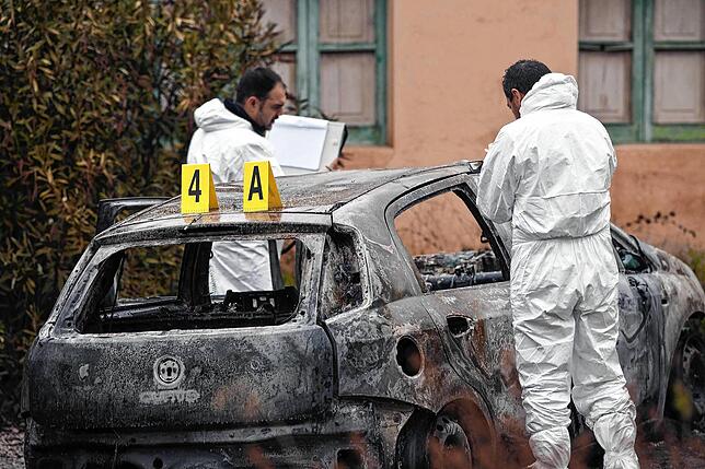 Auch ausgebrannte Autos beschäftigen die Mafia-Ermittler immer wieder, so wie hier in Cassano allo Ionio in Kalabrien.