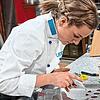 Hochkonzentriert arbeitet Leonie Dold in der TV-Show &bdquo;Das große Backen &ndash; Die Profis&ldquo;. Immerhin geht es um den Goldenen ...
