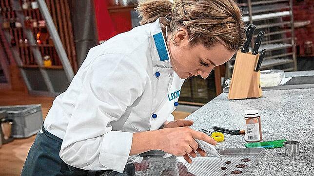 Hochkonzentriert arbeitet Leonie Dold in der TV-Show &bdquo;Das große Backen &ndash; Die Profis&ldquo;. Immerhin geht es um den Goldenen ...