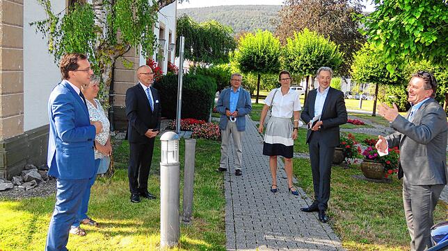 Landesminister Manne Lucha (rechts im Bild) war zu Besuch im Pflegeheim. Bürgermeister Martin Numberger, die Landtagsabgeordnete Martina ...