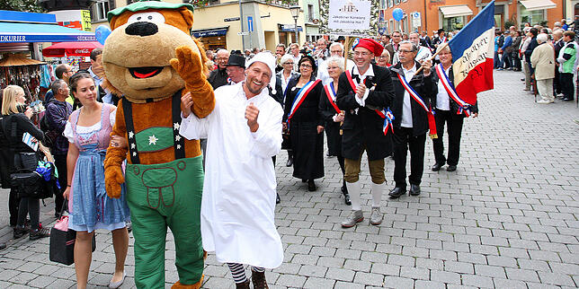 Mit lautem „Ho Narro“ und im Hemdglonker-Häs führte Oktoberfest-Wirt Hans Fetscher den Tross an. Hinter ihm die Jakobiner. ...