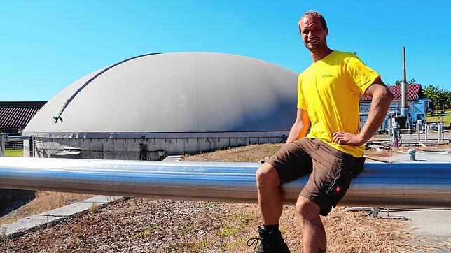 Stefan Russ, Landwirt aus Lotstetten vor den Folienhauben der Biogas-Anlage.