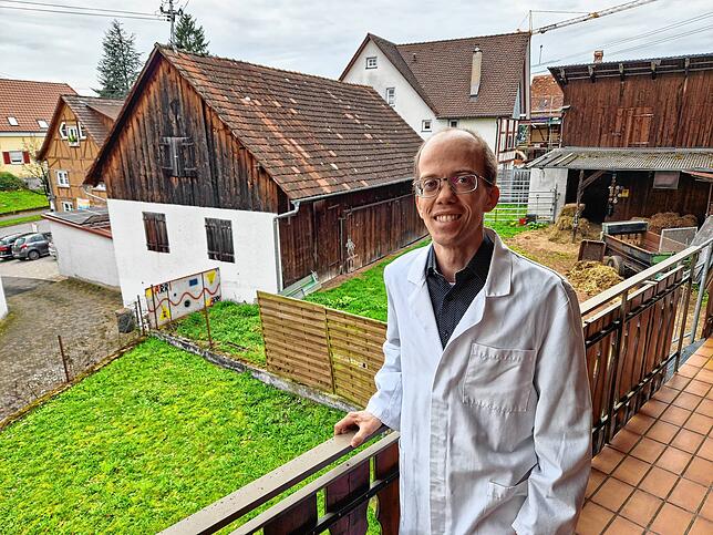 Marcel Hess ist gerade erst aus München nach Bermatingen gezogen und steigt als Allgemeinmediziner in die Salemer Hausarztpraxis in der ...