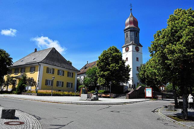 Der Kurhausplatz mit Kirche und Pfarrhaus.