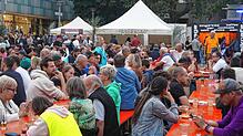 (Archivbild) Beim Suserfest auf dem Augustinerplatz lässt es sich gemütlich feiern sowie Suser und Zwiebelkuchen und vieles andere genießen.