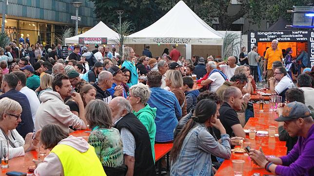 (Archivbild) Beim Suserfest auf dem Augustinerplatz lässt es sich gemütlich feiern sowie Suser und Zwiebelkuchen und vieles andere genießen.