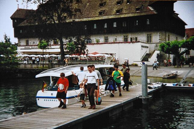 Viele Gäste nutzen im Jahr 2000 die Fahrt mit dem elektrischen Wasserbus – vom Hafen über den Seerhein.