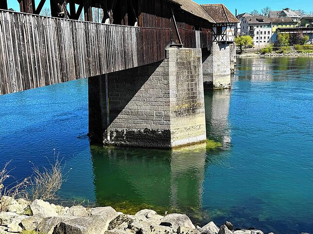 Der niedrige Wasserstand ist gut an den Pfeilern der bad Säckinger Holzbrücke zu erkennen.