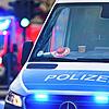 Ein Polizeiauto und ein Rettungswagen mit Blaulicht im Einsatz. (Symbolbild)