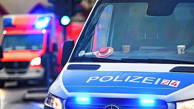 Ein Polizeiauto und ein Rettungswagen mit Blaulicht im Einsatz. (Symbolbild)