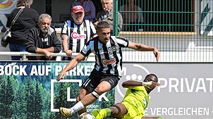 Jonas Brändle (am Ball) brachte den FC 08 Villingen gegen Meister und Aufsteiger TSG Hoffenheim II (David Mokwa Ntusu) früh in Führung. ...