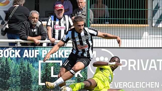 Jonas Brändle (am Ball) brachte den FC 08 Villingen gegen Meister und Aufsteiger TSG Hoffenheim II (David Mokwa Ntusu) früh in Führung. ...