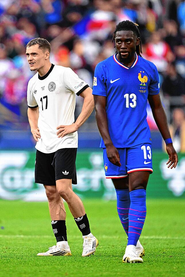 Deutschlands Florian Wirtz und Frankreichs Manu Kone stehen auf dem Rasen.