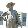 Die überlebensgroße Statue von Pfarrer Heinrich Hansjakob vor dem Rathaus: Er scheint noch heute über das Dorf zu wachen.