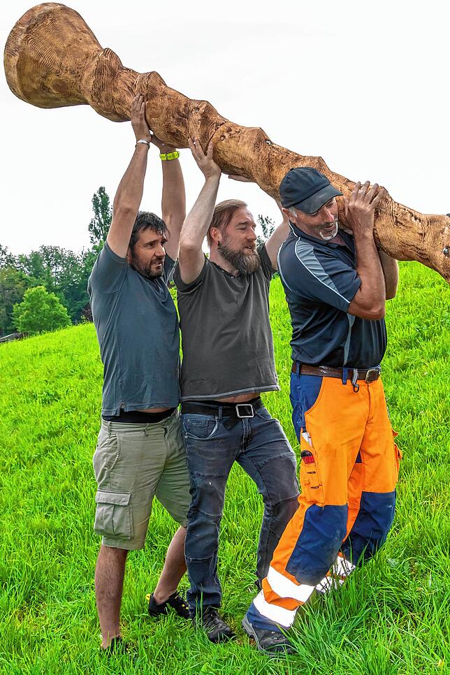 Mit Hilfe von Simon Stiegeler und Bauhofleiter Michael Stiegeler hat Künstler Maurizio Perron sein Werk aufgerichtet.