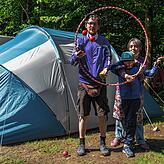 Sven, Antimo und Daniela Möllenhoff neben ihrem Zelt auf dem Campingplatz in Gurtweil.