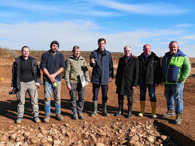 Am frühkeltischen Weg in der Kiesgrube Kohler (von links): Brigitte Laschinger und Andreas Gutekunst von Archaeotask, Kreisarchäologe ...