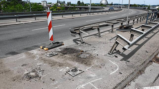 Gegen diese Schutzplanke fuhr der Mann am Dienstagmorgen mit seinem Transporter.