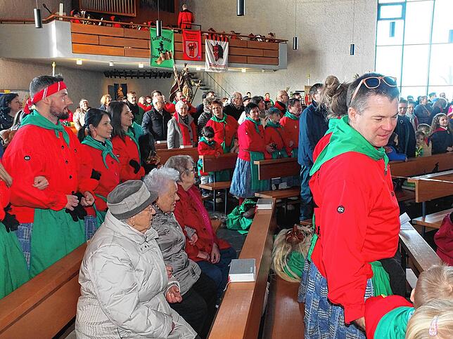 Ein närrischer Tag beginnt vor dem großen Umzug mit einem närrischen Gottesdienst, bei dem viel gesungen und geschunkelt wird.