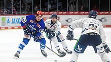 Alexander Karachun (links) und die Schwenninger Wild Wings verlieren in der Deutschen Eishockey-Liga gegen die Straubing Tigers.