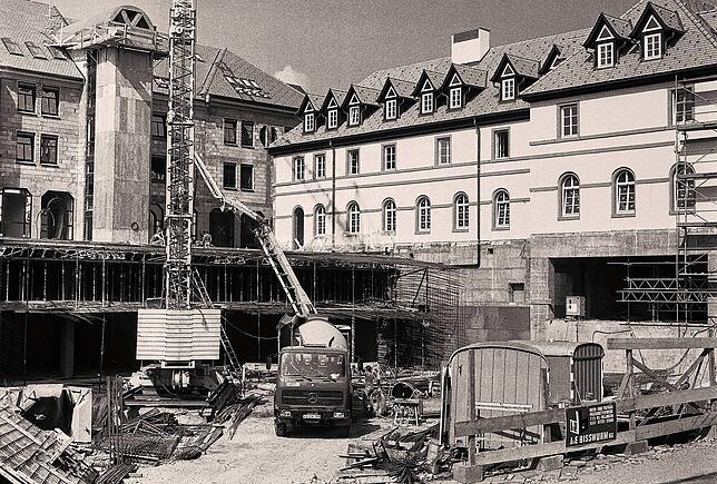 Die Tiefgaragen und der Max-Rieple-Platz entstehen in den 1980er-Jahren. Die Aufnahme von 1985 blickt auf die Geschosse des Platzes und ...