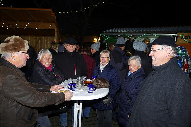 Bild 11: Bilderstory: Kulinarische Genüsse und eine besinnliche Atmosphäre locken viele Besucher auf den Nikolausmarkt in Wittenhofen