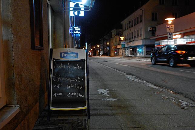Kurzes Vergnügen: Allein auf weiter Flur steht dieser Aufsteller einer Pizzeria, die mit Öffnungszeiten zur Essensabholung bis weit nach ...