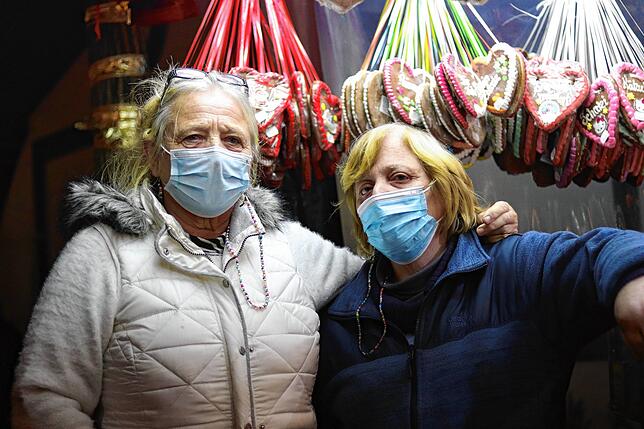 Angelika Reckow (links) verkauft mit ihrer Schwester Sylvia Urbania verschiedene Süßigkeiten an einem bunten Stand.