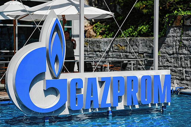 Verbannt: Das Logo des russischen Energielieferanten Gazprom 2019 im Europa-Park in einem Wasserbecken.